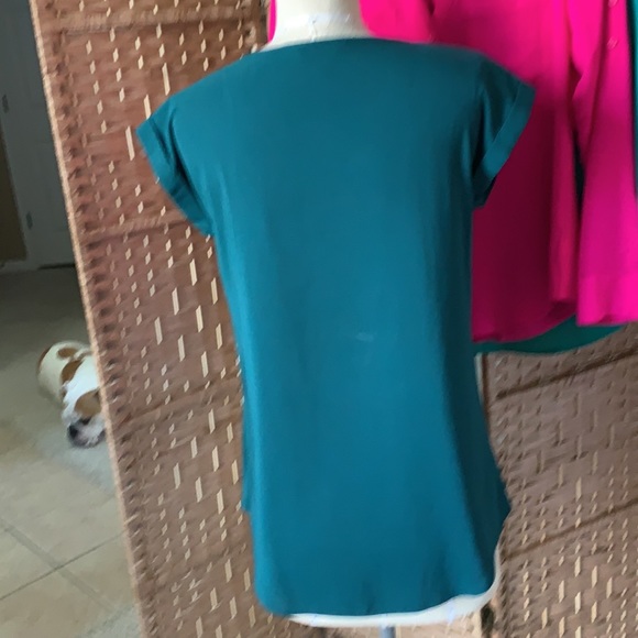 Express capped sleeve V-neck blouse - Picture 4 of 5